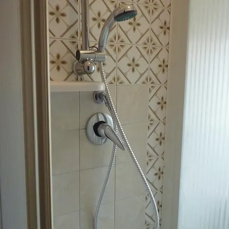 Hotel In 25693
